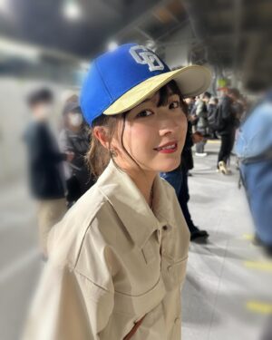 Haruna Muranaka Instagram - プロ野球の開幕戦観に行ってから応援歌が頭から離れない笑

🎵いいぞ〜頑張れ〜ドラゴンズ〜
 燃えよドラゴンズ〜🐲

大人になってからの方が野球観戦どんどん好きになってる⚾️

#中日ドラゴンズ #中日 #ドラゴンズ 
#神宮球場 #プロ野球 #開幕戦 #野球観戦