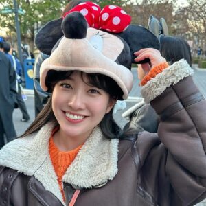 Haruna Muranaka Instagram - Merry Christmas🎅🎄(1日遅れたけど笑)
もう年末だねー。
街の至る所で「良いお年を〜」って言葉を耳にすると、もう今年も終わりかあって実感が湧いてきて、なんかちょっと寂しい気持ちとまた新しい一年が始まるワクワクが混ざり合った何とも言えない気持ち。

お正月は毎年家族で東北のおじいちゃんちに行って、ゆったりテレビ観たりトランプしたり笑
皆さんも素敵な年末年始をお過ごしください☺︎

#クリスマス #クリスマスイブ #メリークリスマス #年の瀬 #年末 #年末年始 #お正月 #帰省 #家族時間