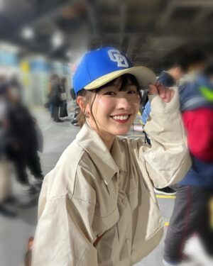 Haruna Muranaka Instagram - プロ野球の開幕戦観に行ってから応援歌が頭から離れない笑

🎵いいぞ〜頑張れ〜ドラゴンズ〜
 燃えよドラゴンズ〜🐲

大人になってからの方が野球観戦どんどん好きになってる⚾️

#中日ドラゴンズ #中日 #ドラゴンズ 
#神宮球場 #プロ野球 #開幕戦 #野球観戦