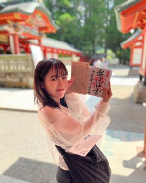 Haruna Muranaka Instagram - 実は『御朱印帳集め』が趣味のひとつ⛩️
1枚目、挟んでた紙がひらりと落ちてくのなんか良い。笑

#霧島神宮 #鹿児島 #神社巡り #お寺巡り #神社仏閣 #神社仏閣巡り #パワースポット #御朱印帳