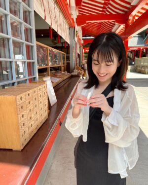 Haruna Muranaka Instagram - 実は『御朱印帳集め』が趣味のひとつ⛩️
1枚目、挟んでた紙がひらりと落ちてくのなんか良い。笑

#霧島神宮 #鹿児島 #神社巡り #お寺巡り #神社仏閣 #神社仏閣巡り #パワースポット #御朱印帳