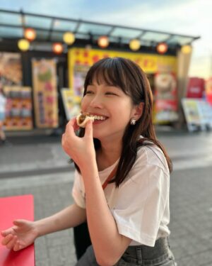Haruna Muranaka Instagram - もう6月だね〜🌱早い、、、！！
暑い季節がやってくる、、、(スーパー冬派の人間です)
今年も楽しんで夏を乗り切ろう🫡

写真はミニ肉まん食べてにんまりの私。笑

#6月 #初夏 #肉まん #もぐもぐ