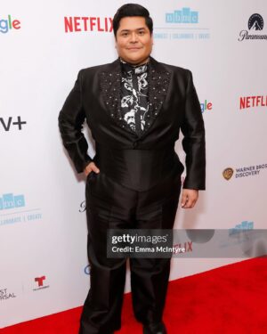 Harvey Guillén Instagram - Wow what a night.
Gracias @nhmc_org for the honor 

Y a todos por el amor y apoyo 🩷

Shout out to @marcalittlejohn for all the help 
Outfit @csiriano @cdimedonenyc 
Hair @creepycheekytiki 
Mug @romiemac_mkup