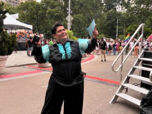 Harvey Guillén Instagram - Had a blast hosting PRIDE across America for @abcnews 

Happy Pride to everyone 🏳️‍🌈