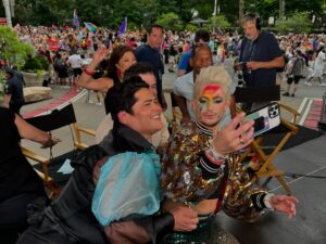 Harvey Guillén Instagram - Had a blast hosting PRIDE across America for @abcnews 

Happy Pride to everyone 🏳️‍🌈