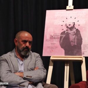 Hasan Ma'juni Instagram - محمد حسن معجونی از اهمیت آموزش گفت:

نشست رسانه ای هفتمین فستیوال مونولیو، امروز در تماشاخانه ی دیوار چهارم با حضور محمد حسن معجونی، سرپرست گروه تئاتر لیو، مهدی چاکری، سرپرست گروه اجرایی فستیوال مونولیو و مدیریت تماشاخانه دیوار چهارم برگزار شد.

در این نشست محمد حسن معجونی ضمن توضیح درباره  برگزاری این فستیوال، در مورد شرایط تئاتر خصوصی، اهمیت پرداخت سوبسید از سوی نهاد های دولتی جهت کاهش قیمت بلیت های آثار نمایشی برای مخاطب،  اهمیت آموزش و عدم وجود جریان تئاتر آماتور در ایران صحبت کرد.

در ادامه نیز، مهدی چاکری در خصوص هفتمین دوره فستیوال مونولیو، تقویم اجرایی، شرایط حضور و بخش های موضوعی و آموزشی این فستیوال توضیحاتی ارائه نمود.بر اساس این توضیحات، ستاد برگزاری هفتمین دوره فستیوال مونولیو بیش از پیش تمرکز خود را بر کیفیت آثار معطوف نموده و قصد دارد این دوره از فستیوال را در دو بخش موضوعی با محوریت سفرنامه و بخش آزاد، زمستان ۱۳۹۸ و بهار ۱۳۹۹ با همکاری تماشاخانه دیوار چهارم، در محل همین تماشاخانه برگزار نماید.

در پایان از پوستر هفتمین دوره فستیوال مونولیو که صالح تسبیحی طراح آن بوده است رونمایی و فراخوان آن نیز در سایت Leevtheater.com منتشر گشت.

علاقه مندان جهت شرکت در این فستیوال تا پایان مهر ماه ۱۳۹۸ فرصت دارند با مراجعه به سایت گروه تئاتر لیو ثبت نام نموده و متون پیشنهادی خود را ارسال نمایند.

جهت اطلاع کامل از اخبار نشست رسانه ای میتوانید به سایت خبرگزاری ایرنا، ایسنا و... مراجعه نمایید.

#مونولیو#فستیوال#مونولوگ#محمدحسن_معجونی #تماشاخانه_دیوارچهارم#تئاتر#گروه_تئاترلیو