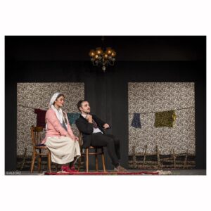 Hasan Ma'juni Instagram - پیش‌فروش سه اجرای پایانی نمایش "خرس و خواستگاری" در سایت هفت‌ساز آغاز شد. این نمایش که از ۱۵ مرداد ماه در تماشاخانه‌ی هامون به کارگردانی محمدحسن معجونی به روی صحنه رفته است، تا پایان ماه جاری به اجرای خود ادامه خواهد داد.
علاقه‌مندان می‌توانند جهت تهیه‌ی بلیت برای روزها‌ی یکشنبه ۲۹، دوشنبه ۳۰ و سه‌شنبه ۳۱ مرداد ماه به آدرس www.haftsaz.com مراجعه کنند.

نویسنده: آنتون چخوف 
تهیه‌کننده و کارگردان: محمدحسن معجونی
برگردان به گیلکی: مریم نژاد
بازی‌گران (به ترتیب ورود به صحنه): مهیار ندایی، مریم نژاد، برنوش پورغفار، برنا انصاری، مجتبی علی‌پور، روشنک شعبانی و یاسمین شاه بهرامی.
طراح صحنه و لباس: محمدحسن معجونی
مدیر پروژه: سبا غروی
حامی پروژه: آموزشگاه افرا (مهرداد هنرمند)
دستیاران کارگردان: آرزو عادلی، شکوفه داودی 
منشی صحنه: آرزو عادلی 
اجرای صحنه: سبا غروی، مهیار ندایی
طراح نور: محمدحسن معجونی
مدیر صحنه: عارف گمزاد
انتخاب موسیقی: الکا هدایت
طراح گرافیک: آرمان کوچکی
اپراتور نور: آرزو عادلی
اپراتور صدا: ترانه رمضانی
اجرای ماکت: روشنک شعبانی
دوخت لباس: مارال ترومیده 
همکاران اجرا: مونا محبوب، آیدین  بهنامیان، محمد بصارتی
مدیر سالن: امین رضامند
مسئول هماهنگی سالن: یاسمین ناظری
روابط عمومی سالن: سید فرزام حسینی

عکس‌ از: البرز تیمورزاده

#خرس_خواستگاری #زبان_گیلکی #محمد_حسن_معجونی #آنتون_چخوف #تماشاخانه_هامون #تئاتر #رشت
