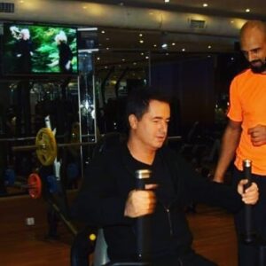 Hasan Yalnızoğlu Instagram - Tam spor  salonunu kapatiyordum acun abi çıkageldi...