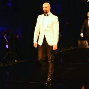 Hasan Yalnızoğlu Instagram - Beyaz giyme söz olur ,
Siyah giyme toz olur,
Siyah pantolon beyaz ceket... :)
#modellife #modeling #moda #modelist
#expeditionhappiness
