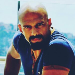 Hasan Yalnızoğlu Instagram - Şu an evin balkonundan aşağıya bakıyorum ve sokak çocuk dolu aileleri de merdivenlerde sohbette !!!
İnanamıyorum şaka gibi
Durumun ciddiyetinin farkinda değiller...
Bence sokağa çıkma yasağı gelmeli ..
Bu cahillik başka laf dinlemez...
Yaaaaa markete gitseler anliyacagim.
Resmen sohbete inmisler...
İkaz edenlerle de dalga geçiyorlar..
İNANİLMAZ!!!!!
#corona #virus #sokak #insanlar #cahillik #hasta #tedavi #insaf #sokağaçıkmayasağı #gelmeli