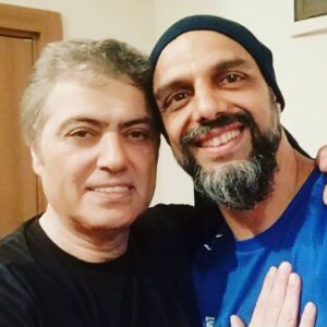 Hasan Yalnızoğlu Instagram - Duyanlara duymayanlara
Onun müziğiyle büyüdüm,
Müzik yaptığı her yere en önde yürüdüm,
Gittiğim konserlere , arkadaşımı sürüdüm.,
Geçti yıllar ,ben yine Cengiz abimle görüldüm...
Mütevazı ,Candan ,vefalı abim. @cengizkurtoglu_
 #cengizkurtoğlu #dans #dance #muzik #music #sarkilar #eser #ses #cengizkurtoğlu #hasanyalnızoğlu