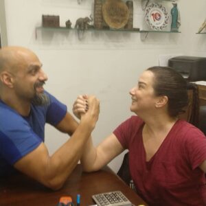 Hasan Yalnızoğlu Instagram - Dediler ki ne biriktirdin bu yaşa kadar ,
Dedim ki insan..(en kıymetli hazine)
Yetmez mi.
Canım arkadaşım @jansetpacal geldi ,
Sohbet ,yemek,spor derken bir de baktık ki bilek güreşi başlamış,
Kazanan mi yine dostluk oldu.
Verdik kafa kafaya baktık şöyle bir hayata,
İnsanlara ,olaylara ,anılara ..
Ve daldık yine hayatın akışına...
İyiki geldin, güldürdün,neşe verdin,mutluluk getirdin..
Artık hafta da 3 gün bol kahkahamız garanti.
Ailemize hoş geldin...