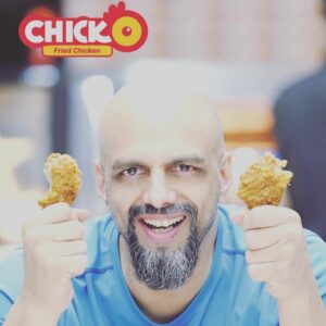 Hasan Yalnızoğlu Instagram - Beni tanıyanlar bilir:),spor yaşamım boyunca tavuk ve yumurta ile olan yakınlığımı :),yaklaşık günde  1 kilo tavuk ve 30 yumurta tükettiğim zamanları...
Şimdi bu tecrübemi test ettiğim ve onay verdiğim ""CHİCKO""ile iş ortaklığına dönüştürdüm...
CHİCKO nun marka yüzü oldum...
Çıktıkları bu yolculukta artık onlarla beraberiz...
Ve herkesi bekleriz...
#expeditionhappiness