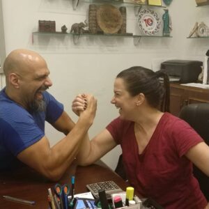 Hasan Yalnızoğlu Instagram - Dediler ki ne biriktirdin bu yaşa kadar ,
Dedim ki insan..(en kıymetli hazine)
Yetmez mi.
Canım arkadaşım @jansetpacal geldi ,
Sohbet ,yemek,spor derken bir de baktık ki bilek güreşi başlamış,
Kazanan mi yine dostluk oldu.
Verdik kafa kafaya baktık şöyle bir hayata,
İnsanlara ,olaylara ,anılara ..
Ve daldık yine hayatın akışına...
İyiki geldin, güldürdün,neşe verdin,mutluluk getirdin..
Artık hafta da 3 gün bol kahkahamız garanti.
Ailemize hoş geldin...