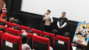 Hayato Ichihara Instagram - 劇場版第三弾『おいしい給食Road to イカメシ』の聖地にこうして完成した作品をもって帰って来れる事を心から嬉しく想います！撮影が行われた函館や北海道にはかけがえのない想いがわき、たまらなく好きになり、休みができたら必ずプライベートで訪れようと決めました。

…本当に素敵な場所であり間違いなく日本の宝だと何度も感じます。

そして、“おいしい給食”でしか成り立たないこの特別舞台挨拶。5年間築き上げたチームの関係が生み出した１つの形だと思います。

第三弾が生まれたのは、ひとえに続編を熱望して下さったお客様のお気持ちの賜物であります。
本当にありがとうございます。

僕は、今作品のファンの方のファンです。

根底はコメディでありながら社会派でもあり沢山のメッセージが込められています…届きますように。

今回、函館の舞台挨拶では某有名百貨店の「駅弁大会」にて50回連続1位を獲得した、日本一有名なイカメシを誇る“阿部商店”さんとご一緒させていただきました。
そしてなんと、阿部商店の今井社長もいらして下さり司会を務めて下さいました。
甘利田が追い求めたイカメシの味を是非堪能してくださいませ♪
#映画
#第三弾
#おいしい給食roadtoイカメシ 
#5月24日公開
#全国行脚
#聖地
#函館
#札幌
#イカメシ
#阿部商店
#豊かな食豊かな土地をもつ北海道は日本の宝だ
#感謝の想いを伝えに
#忘れられない日をつくりたい
#お客様へのプレゼントももって
#特別舞台挨拶