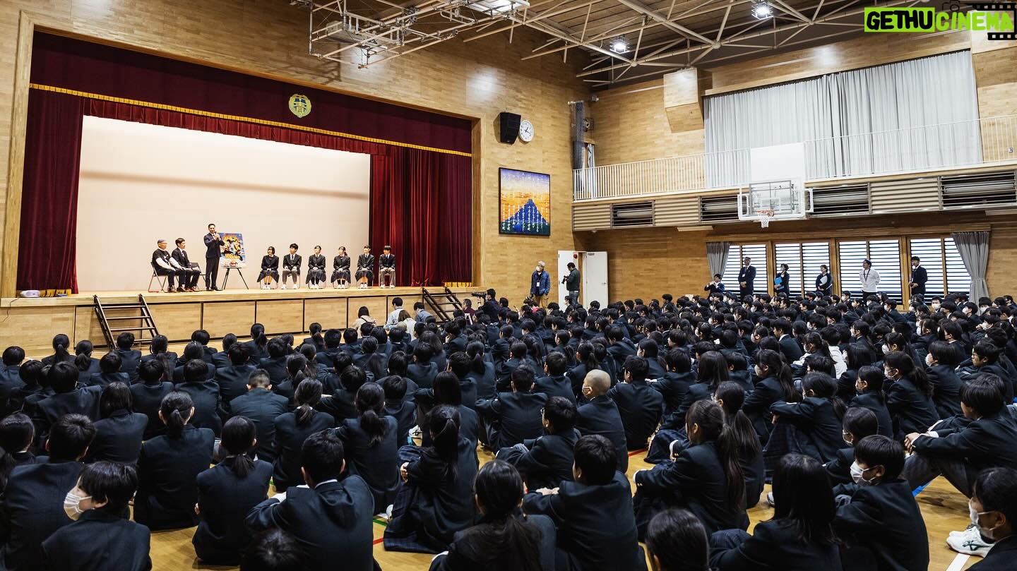 Hayato Ichihara - 14K Likes - 足立区の千寿青葉中学校にて約25年ぶりに現役の給食を3年1組の生徒の皆さんご一緒し、全校生徒を前にお話させていただきました。
未来に計り知れない可能性の溢れる皆様と過ごせた時間は僕にとって財産です。短い時間でしたがかけがえのない時間を共に過ごさせていただき本当にありがとうございました。
さらに、「日本一おいしい給食」を目標に掲げる足立区の給食への取り組みを近藤区長が話して下さり、「味」、「食材」、「献立」、「環境」の配慮に感動いたしました!
こんなにも丁寧に想いを込めて作られた給食は子供達に対して最高のプレゼントですね。
本当においしくて足立区の学校給食は日本の誇りだと感じさせていただきました。
子供たちの未来に素敵な時間が沢山訪れる事を心より願っています!
#子供達ともっと話したかった
#皆んなと一緒に体動かしたりなんなら全校生徒とおにごっこしたかった
#給食が美味しすぎた
#おかわりじゃんけんが楽しすぎた
#給食の為に学校に通う甘利田の気持ちがさらに理解できてしまった
#子供達は日本の希望だ
#みんなの前で久しぶりに逆立ちした
#足立区
#千寿青葉中学校
#給食
#近藤区長
#映画
#おいしい給食
#5月24日公開