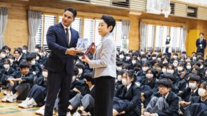Hayato Ichihara Instagram - 足立区の千寿青葉中学校にて約25年ぶりに現役の給食を3年1組の生徒の皆さんご一緒し、全校生徒を前にお話させていただきました。

未来に計り知れない可能性の溢れる皆様と過ごせた時間は僕にとって財産です。短い時間でしたがかけがえのない時間を共に過ごさせていただき本当にありがとうございました。

さらに、「日本一おいしい給食」を目標に掲げる足立区の給食への取り組みを近藤区長が話して下さり、「味」、「食材」、「献立」、「環境」の配慮に感動いたしました！
こんなにも丁寧に想いを込めて作られた給食は子供達に対して最高のプレゼントですね。
本当においしくて足立区の学校給食は日本の誇りだと感じさせていただきました。

子供たちの未来に素敵な時間が沢山訪れる事を心より願っています！

#子供達ともっと話したかった
#皆んなと一緒に体動かしたりなんなら全校生徒とおにごっこしたかった
#給食が美味しすぎた
#おかわりじゃんけんが楽しすぎた
#給食の為に学校に通う甘利田の気持ちがさらに理解できてしまった
#子供達は日本の希望だ
#みんなの前で久しぶりに逆立ちした
#足立区
#千寿青葉中学校 
#給食
#近藤区長
#映画
#おいしい給食
#5月24日公開
