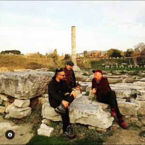 Hayko Cepkin Instagram - Hep adrenalinli haftasonu olacak değil ya🤪  @erkancanburtvin ve @guvenkirac ağabeyler #efes #selçuk u ziyaret edince @filizceritoglusengel başkanımızın da eşliği ile bölgemizin tarihini tatlı bir muhabbet ile karış karış dolaşalım dedik. Beni de kılavuz ilan ettiler 🤗 anlatmaya çalıştım elimden geldiğince. Yayınlanınca görürüz artık neyi nasıl anlatabilmişim🤘🤣🤘. Siz de gezin, siz de görün, siz de hayran olun.