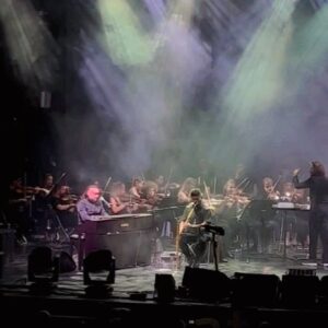 Hayko Cepkin Instagram - Müzik güzelleştirir, sanat iyileştirir, yeri gelir ortak dertlere dokunur, yeri gelir huzur buldurur, çıldırtır eğlendirir. İhtiyaçtır. Bir nevi gıdadır. Küçümsenemez.
Bestelediğim her şarkıda kendi ihtiyaç anlarımı da düşünüp kaleme aldım sözlerimi, eğlenmeye, gülmeye, kudurmaya ihtiyacım var ise önce kendimi güldürdüm sonra sizleri, eğer üzülecek isek önce kendimi üzdüm, sonra sizleri. Çünkü zaten her duygu kesişiyor bir noktada...... Ve müzik hissettiriyor tüm hissedilemeyenleri.....Anlamayanları dinlemeyin. Onlar zaten kaybetmiş kendilerini. 
Çok özel iki gece geçirdik Harbiye AçıkHava sahnesinde. Taşarcasına ilgi göstermeniz ayrı, iki ayrı gün ve iki ayrı dokudaki listelerimize gösteriler ilgi apayrı gurur vericiydi.
Sahnemizi, ekibimizin profesyonelliğini, yıllardır aksatmadığımız disiplinimizi takdir eden, yüzü yüzümüze gülen, alkışını eksik etmeyen herkese sonsuz teşekkürler 🤘🫡🤘
#sadecebirkonserdeğil
#bizdahaiyisiniyapanakadareniyisibu
#bizdahasymphonyğiniyapanakadarensymphonyğibu