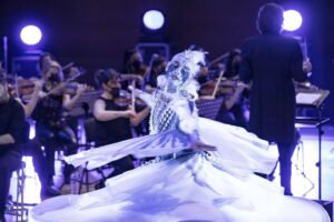 Hayko Cepkin Instagram - 6 mart @csoadaankara konserimizden. Tıklım tıklım ,etkileşimli , interaktif , kahkahalı, göz yaşartmalı gecemizden geceyi anlatan birkaç foto. Foto ile anlatabilmek her ne kadar mümkün olmasa da. 4 mart @vwarena ve 6 mart @csoadaankara gibi bu kendine müstesna ihtişamlı mekanları tıkabasa dolduran bizler ile terleyen, kuduran ve yüzü yüzümüze gülen herkese sonsuz teşekkürler. Öyle bir hafta oldu ki , gah çıktık gökyüzüne seyrettik alemi, gah indik yeryüzüne seyretti alem bizi. Unutmayın #sadebirkonserdeğil ve #bizdahai̇yisiniyapanakadareni̇yisibu 
#bizdahasymphonyğiniyapanakadarensymphonyğibu

#photos : @akinbaraneren
#haykocepkin  @kocakirgulcin @ozgursevinc78 @eventsacrossturkey
@mortal_x @poyrazclick @aitho @burakmalcok @berfinkarayaka @alperakcaytr @erenthesoundengineer @kayhankosar @ufuk.serbest #muratcemergül #özcangüngör #konser #consert #live #performance #anepicsymphony