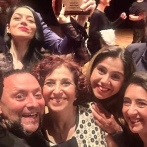 Hayko Cepkin Instagram - Şunu bir bırakayım şuraya🤌. Yer yer patlak veren hiperaktivitemden #ÜstünAkmen tiyatro ödülleri töreni de nasibini aldı🤗. Böylece Jekyll & Hyde bu yılın 2. En iyi müzikali ödülünü de almış oldu 🤘🥳 🤘