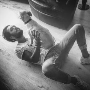 Hayrettin Instagram - Elsanın fotoğraflarını bu sebeple koyacağım hiç aklıma gelmezdi. 7 yıl boyunca bana verdiğin sevgin ve huzurun için sonsuz teşekkürler... Çokta fazla bişey yazası gelmiyo insanın... Seni hiç unutmayacağım Elsa 🤍 @elsaprenses