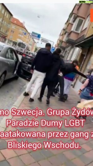 Heathcliff Janusz Iwanowski Instagram - Kilku uczestników Parady Równości w Malmö, popierających Izrael, zostało w sobotę zaatakowanych przez gang mężczyzn, poinformowała ofiara oraz południowa policja szwedzka gazetę „The Jerusalem Post”.

Johannes Vazha Tabdgiridze, jego mąż i dwóch przyjaciół poszli na paradę, aby wziąć udział i wyrazić poparcie dla Izraela. 

Po wydarzeniu, gdy grupa poszła po jedzenie, podjechało do nich kilku mężczyzn samochodem i zaczęło rzucać homofobiczne i antysemickie obelgi. Dwóch mężczyzn po trzydziestce, o których Vazha Tabdgiridze powiedział, że są Palestyńczykami, nazwało grupę „pieprzonymi ge****”, „pieprzonymi Żydami”, „sukami” i „zabójcami dzieci”. Uczestnicy marszu równości podobno próbowali ignorować oprawców, w końcu mówiąc im, żeby zostawili ich w spokoju.

Dwóch napastników wysiadło z samochodu i zaatakowało grupę Vazha Tabdgiridze, do której dołączyła młodzież z Bliskiego Wschodu z pobliskiego salonu, która przyłączyła się do bicia i obrażania ich. Vazha Tabdgiridze powiedział, że kobieta w keffiyeh podsyciła napięcia.

#israel #malmö #sweden
#lgbtq🌈