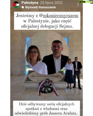 Heathcliff Janusz Iwanowski Instagram - Nie będę Wam długo tłumaczył, bo sprawa jest prosta. 

Rząd z premierem Tuskiem chcą zmienić prawo, aby żołnierze broniący granicy nie szli do więzienia za sumienne wykonywanie obowiązków. Bo tak było za PiSu, tylko mało kto o tym słyszał. Ponad 500 razy aresztowano polskich żołnierzy za użycie broni wobec terrorystów na granicy za PiSu!!! Tak, tak!

Lewica w Sejmie, posługując się Razemitami, nie zgadza się na zmianę  ustawy, która polskim żołnierzom zabrania użycia broni wobec terrorystów na wschodniej granicy, których dowozi Putin!!!!

Czaicie to draństwo?!

Przecież to jest wszystko na zamówienie Kaczyńskiego z PiS! 

Zapamiętajcie też tego gościa co tak gada w filmie 1  @mkoniecznyrazem - Lewica. 
On 2 lata temu, kiedy rządził PiS, poleciał na Bliski Wschód, wraz @magdabiejat również z Lewica Razem, z pielgrzymką do grobu terrorysty Jasera Arafata. Gościa mordercy, szkolonego przez Rosjan za komuny. (2-gi slajd) 

Ale za co tam oni pojechali?!
Otóż Pani marszałek Witek z PiSu dała im na tę wycieczkę, do grobu mordercy, PAŃSTWOWE PIENIĄDZE!

Z kasy Sejmu!!!

I zapewne w zamian przywieźli magnez na lodówkę Kaczyńskiemu, z ilustracją zamachu na Olimpiadzie w Monachium 1974 roku, gdzie na zlecenie Arafata zamordowao kilkudziesięciu żydowskich sportowców. 

A dzisiaj to towarzycho z Lewicy  Razem, wbrew rządowi, chce dalej narażać życie polskich żołnierzy razem z PiSowcami, którzy sprzedali ponad 600 tysięcy wiz niesprawdzonym imigrantom. 

Teraz Niemcy ich wyłapują i odstawiają do Polski, bo takie jest prawo! 

A po co, w takim razie, nam w ogóle Lewica w Polsce i PiS? 

Aby narażać życie polskich żołnierzy? I żeby PiS grał tym argumentem przeciwko rządowi, aby wrócić do władzy? No nie!

I jeszcze Czarzasty z niejakim Zielińskim z Lewicy ale od Kwaśniewskego, którzy rządzą TVP, chcą zapisać w nowej ustawie 3 MILIARDY ZŁOTYCH ROCZNIE dla TVP (a nie na leczenie Raka), aby wypłacać kumplom z Lewicy i Razem oraz ich rodzinom pensje. 

I szantażują tą kasą dla TVP i swoich kolesi - koalicję 15 października. Na zasadzie: bo jak nie to my z PiSem, jak Zieliński z Kwiatkowskim i Kwaśniewskim w czerwcu 2001 roku. Dość!