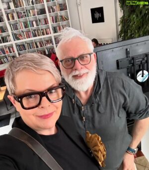 Heathcliff Janusz Iwanowski Instagram - Otóż Polsat kupił od nas rozszerzeną wersję filmu Gierek i oczywiście nie zapłacił, bo mnie Żydowi i pół-Kubańczykowi Polacy ala - atomowy  biznesman i wspólnik populistów Kaczyńskiego i Sasina - Solorz płacić nie musi.

Ot rasizm spowity antysemityzmem, dzisiaj z błogosławieństwem Lewicy w Polsce.

A dlaczego Polsat emituje serial, za który nie zapłacił?

Bo dla niezależnych producentów jak my, oni mają monopolistyczną "umowę zakupową" , wzorem Corleone z Ojca Chrzestnego: na zasadzie: "propozycji nie do odrzucenia".
Bo duże telewizje w Polsce tak traktują  producentów, mając szablon umowy pt: podpisz albo wypierdala... i nigdy już od ciebie nic nie kupimy.

Taką umowę musieliśmy podpisać i my.
Nie było wyjścia, bo rządzący populista Jarosław Kaczyński swoim wykidajłą Jackiem Kurskim, dał nam bana na licencje w państwowwej TVP. I pozostał tylko Polsat.

TVN płacił dobrze, jeśli film był też sprzedany na licencję streamingową do Player'a. Ale my sprzedaliśmy Gierka do Netflix i obejrzało go tam kilkanaście milonów widzów, jak i w TV Polsat kilka milonów.

Ale teraz Polsat, wzorem Ziobry i Kaczyńskiego kupił kilka artykułów w mediach. (Jest mega afera: Ziobro za wiedzą Kaczyńskiego kupował artykuły w @wirtualnapolska @onet_pl @radio_rmffm itp

Antysemicka i pro terrorystyczna gazeta.pl (dla szmalu chciwego zarządu Agory - jest cała masa obrzydliwych przykładów) postanowiła nakłamać widzom w sposób przewrotny, udając dla Polsatu, że serial Gierek to nowa produkcja, tylko w tej samej obsadzie🤣

Zobaczcie w 2gim slajdzie!

Przypomnę tylko, że pierwszy na film Gierek napadł premier @morawieckipl , który przyznał, że nie oglądał filmu tylko zwiastun.
Za nim w mizoginistyczny i prostacki sposób,wobec kobiet napadł na Gierka @raczek_tomasz_official (dzisiaj w PiSowskim Kanale Zero🤦‍♂️), który potem przepraszał za swoje chamstwo u siebie na Facebooku.

Następnie na Gierka rzuciło się (3ci slajd) hejterskie beztalencie Karolina Korwin Piotrowska, która swoim "podcastowym" truciem nie może nawet pomarzyć, aby jej wypociny weszły do pierwszej 50-tki na @spotify . A Gierek był numer 1 w Kinach i w NETFLIX. Bo ludzie pokochali ten film.