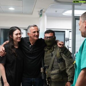 Heathcliff Janusz Iwanowski Instagram - Karolina Korwin Piotrowska @canalpluspolska @canalplus głos H@m$s w Polsce i tym samym Putina przeciw Ukrainie i Polsce, która relacjonuje i komentuje niemal wszystko i na czym się nie zna. Kierując się jedynie nienawiścią lub swoim gustem. 

Ale nie komentuje sensacyjnego odbicia 4  izraelskich zakładników z rąk CYWILÓW na usługach H@m$s W GAZIE, którzy ich porwali.

Dlaczego? 

Bo ona opłakuje śmierć swojego kolegi bandyty i porywacza z telewizji Al Jazzera Abdallaha Aljamala - zabitego podczas akcji odbicia Noa Argamani, przez oddziały specjalne @idf i @yamam.israel . (KPP zamieszczała zdjęcia jego autorstwa i dawała wyraz szacunku dla takich jak on) brawo 🙈 @canalplus @canalpluspolska 

Abdallah Aljamar według śledztwa największej sieci telewizyjnej NBC w USA, porwał Noa 7 pażdziernika wraz ze swoją rodziną w tym ojcem "lekarzem bez granic" i przetrzymywał ją w swoim mieszkaniu i starał się o nią dbać. 

Pozwalając czasami wyjść na zewnątrz - oczywiście w Hidżabie i zakrytą twarzą burką - tzn. dziurą tylko na oczy, czyli w często wymuszanym przez Gazan stroju dla kobiety rodem ze średniowiecza. 

Dlaczego Abdallah był taki "dobry"? 

Otóż jedynym motywem człowieczeństwa tego porywacza z Al Jazzera, był fakt, że zmusił Noa Argamani kilka tygodni temu, do nagrania publicznego ataku na rząd Izraela, prosząc o swoje uwolnienie. 

Wiadomym jest, że Noa zrobiła to ze strachu o swoje życie, a ten zwyrodnialec to zaaranżował, za co dostał sowite wynagrodzenie w rublach przeliczonych na $. 

Oczywiście porywacze nigdy nie zamierzali oddać zakładników, i robili cały ten niby dyplomatyczny cyrk i zabójstwa Żydów oraz swoich obywateli w tym dzieci dla Rosji i na jej zamówienie, aby odciągnąć uwagę świata od heroicznie walczącej Ukrainy. 

Zresztą 7 października - data napaści Gazy na Izrael, to dień urodzin Putina.

#broughtthemhome ##broughtthemback #BringThemBackHomeNow #nbcp