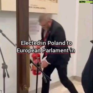 Heathcliff Janusz Iwanowski Instagram - Piękny i szlachetny gest ukraińskiego żołnierza, przebywającego na rehabilitacji. Dziękuję 🙏🙌💙🇺🇦🇮🇱🇵🇱

W odpowiedzi na zdjęcie ukraińskiej flagi w Polsce (na Kopcu Kościuszkowskim) przez antysemitę i Żydo żercę Brauna, ten szlachetny żołnierz załatwił z władzami swojego miasta, aby wywiesić polską flagę i Unii Europejskiej oraz USA, Wielkiej Brytanii z wdzięczności za okazaną pomoc. 

W drugim filmie przypominam występ Grzegorza Brauna w Sejmie, kiedy gasił chanukowe świecie. 

Wtedy to wzbudziło powszechną krytykę w Polsce. 

Na lewicy również. Ale Grzegorzowi Braunowi przysporzyło to wielu fanów. Zaczął ludziom w Polsce rozdawać autografy na gaśnicach. 

Myślę, że już dzisiaj @adrianzandberg i @anna_maria_zukowska z Lewicy mają takie gaśnice z autografem Żydo żercy Brauna.

Zandbergowi i jego Razemitom antysemityzm i gaśnice Brauna załatwiły wstęp do PiSowskiego ścieku pt: TV Republika 

A posłance Żukowskiej taka gaśnica zapewne otworzyła drogę, aby zostać adwokatką PiSowskich złodziei,  którym są odbierane imunitety w Sejmie, aby ich aresztować i sądzić. 

Posłanka Żukowska (ni z gruchy czy pietruchy) dzisiaj wystąpiła w obronie jawnie udowodnionego złodziejstwa wiceministrom z PiS. 

I prosiła, aby ich nie aresztować. Kiedy to dopiero w aresztach część z nich może przekształcić się w świadków koronnych. Inaczej nic z tego nie będzie. 

Szkoda, że kiedy PiSowcy rządzili, to najeżdżali domy opozycyjnych polityków i w sądach zabiegali o ich aresztowania. 

Skandaliczne przykłady mecenasa i posła Romana Giertycha wraz z Leszkiem Czarneckim są tego dobitnym dowodem i nie tylko.

Skandaliczne, bo te wszystkie niby PiSowskie dowody rozbijały się w sądach. Nawet naszpikowanymi tysiącami neokaczych sędziów. Ludzi, którzy bawią się w sędziów w Polsce wbrew wyrokowi  Europejskiego Trybunału Sprawiedliwości. 

8 lat Pisu w Polsce 🤦‍♂️

#slavaukraini
#israel