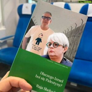 Heathcliff Janusz Iwanowski Instagram - Otóż dwójka czołowych antysemitów w Polsce szczygiel_mariusz i Karolina Korwin Piotrowska polecają "książkę" z putinowskiej i irańskiej propagandy w Polsce. 

Funkcjonariusz i autor rosyjskich i irańskich interesów, w swojej pro terrorystycznej agitce zadaje pytanie: 

"Dlaczego Izrael boi się Palestyny?" 

A tak naprawdę to pytanie i tytuł powinny brzmieć : 

"Dlaczego Izrael boi się palestyńskiego Hamasu, gdzie gejów jak Mariusz Szczygieł (z całym szacunkiem, bo mnie wychowywało dwóch gejów i to oni zapewnili mi prawdziwy dom w dzieciństwie) w Gazie, West Bank czy w Iranie, wiesza się na słupach elektrycznych, tylko za to, że tacy się urodzili i chcą być sobą?"

Tytuł trochę długi, ale prawdziwy🤷‍♂️

(Mariusz Szczygieł zrobił coming out na temat swojej orientacji seksualnej, więc tylko cytuję).

Pani Korwin Piotrowska jako dzielna samotna kobieta, mieszkająca tylko z psami i ze swoim pro LGBT  Instagramem, w Gazie  czy West Bank lub Iranie, też nie pożyłaby długo. Straszne, ohydne ale prawdziwe. I też mi się to nie podoba i dlatego pokazuję prawdę o rządzących Gazą i jego wspólniku i sojuszniku - Islamskiej Republice Iranu. 

I najlepsze jest to, że ja nie odkrywam Ameryki w konserwach! 

All Jazzera główne źródło informacji Szczygła i Korwin P. pisze to jasno i wyraźnie. 
Zobaczcie w filmie. Po slajdzie o putinowsko ajatollahowej książce, którą poleca w/w para antysemitów.

Pokazuje Wam doniesienia z Iranu i All Jazzera, gdzie odbywają się "wybory prezydenckie". I IRAN OFICJALNIE PRZYZNAJE, ŻE JEST SOJUSZNIKIEM TERRORYSTÓW Z HAMAS I HEZBOLLACH! 

I uwaga! 

Ludzie w Iranie wybierają TYLKO  spośród 6 kandydatów poleconych  przez religijną dyktaturę mułłów -"Islamskich księży", bo żaden inny niezależny kandydat, nie ma prawa wystartować. Zobaczcie sami dalej w filmie. 

Ale Mariuszowi Szczygło i Korwin P. to pasuje. Po prostu nienawiść do Żydów i Izraela, zaślepia i usprawiedliwia ich samobójcze poglądy. 

Tylko czekać aż Szczygieł załapie się na płatne fuchy do PiSowskiego Kanału Zero i następnie do TV Republika na zmianę z @radiotokfm czy @gazetapl

Tam też mają podobne poglądy. 

#israel #israeli #BringThemBackHomeNow
#truth #meetounlessurjew #kkpmovie