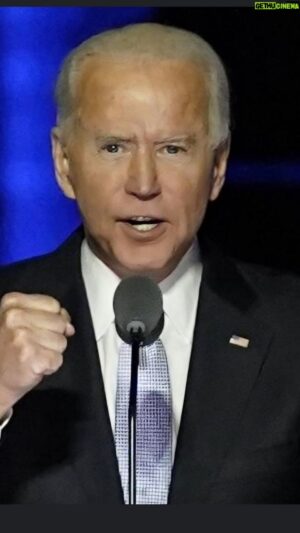 Heathcliff Janusz Iwanowski Instagram - Biden w piątek zapewnił, że nie startowałby w wyborach, gdyby nie był w pełni przekonany, że jest w stanie podołać swoim obowiązkom. - Po upadku trzeba wstać i walczyć dalej! 

Ja natomiast kompletnie nie rozumiem zdziwienia i szoku ludzi po debacie. 

Takich materiałów z jego fizycznej i niemłodzieńczej kondycji jest cała masa w internecie od lat. Tylko wszystko to było kręcone po kilkunasto godzinnych lotach lub całodniowych uroczystościach z jego uczestnictwem na całym świecie. I @cnn nigdy ich nie pokazywał. Stąd ich kretyńskie zdziwinie albo blef i próba obalenia kandydatury Joe. Bo inaczej ich histerii natychmiast po debacie, nie można wytłumaczyć. 

A mój wczorajszy tekst dotyczy właśnie tego, co było po debacie w CNN i innych podobnych pro hamasowskich ściekach medialnych w USA. 

Wiadomo, że Joe nie jest młody. On sam to mówi, niczego nie ukrywa, więc po co o tym gadać?

W dodatku państwo i sojusze działą! Jego umiarkowane keynsistowskie, a nie szalone komunistyczne (od Bernie Sandersa w ARAFATCE  itp) reformy dają wyniki - widać po wskaźnikach gospodarki USA.

Dzięki Bidenowi i polityce jego ludzi, Ukraina nadal walczy i jest niepodległa i Tajwan jest wolny. 

Również my w Izraelu, Polsce i Europie możemy być bezpieczeni.

Ja nie kupuję argumentów Trumpa, że "on zakończy wojnę w kilka dni". Za jego kadencji toczyła się wojna na Wschodzie Ukrainy z niby "separatystami" od Putina i on nic z tym zrobił. Wręcz miał to gdzieś.

Nie nawoływałbym zbyt pochopnie do zmiany kandydata Demokratów (bez zgody samego @joebiden  jest to niemożliwe i całe szczęście!🙏👍), bo może nim zostać jakiś lewicowy populista ala Bernie Sanders. Giełda nazwisk podawana przez dziennikarzy może okazać się, wyssaną z palca i własnych emocji. 

Poza tym jeśli Biden kiedyś uzna, że nie jest w stanie do końca rządzić, to odda stery @vp  Kamali Harris. I tych ludzi znamy po czynach. Polska i Europa może na nich liczyć! Izrael również! 

W dzisiejszych czasach polityka wymaga ludzi przede wszystkim SPRAWDZONYCH. 

I nie polega na wcielaniu w życie pomysłów dziennikarzy, na poziomie telewizyjnego programu "Mam Talent". Jeden już taki wystarczy w Polsce na całe NATO.

#biden #usa #israel