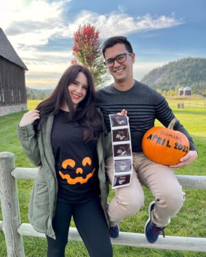 Heather Vaughn Instagram - Just popping in to say Jon and I are expecting a little tiny bebe girl in early April 2022 ☺️ We are SO beyond excited! I’ll try to remember to post updates every now and then on here haha. 

So far everything is going very well and she is healthy ☺️ Being type 1 diabetic and pregnant definitely has its unique challenges but I’m so thankful for all the support I have all around me ❤️ It’s gonna be great!
.
.
.
#t1dpregnancy #t1d #pregnancyannouncement #alittlewoman
