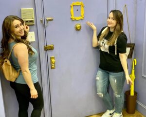 Heather Vaughn Instagram - Omg, Going to the FRIENDS Experience with Christie was a bucket list item 😂 So much fun! Honestly willing to pay a ridiculous amount of $ for the greyhound statue 👀