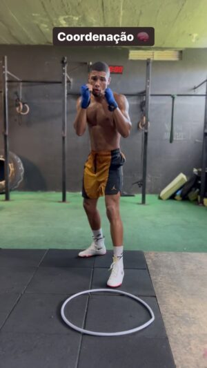 Hebert Conceicao Sousa Instagram - Alguém conseguiu entender a variação? 🥊🦵
#boxing #footwork