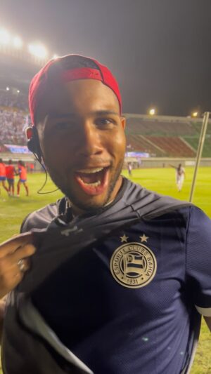 Hebert Conceicao Sousa Instagram - Régis Rosing e eu separados por um impedimento.🤣

Quem aí lembra daquele reportar que adivinhava os lances?

Pois é, fiquei no quase, porque foi impedimento.😭

#bbmp #regisrosing #futebol #baianãofeminino