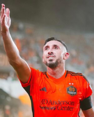 Héctor Herrera Instagram - THIS IS THE HH-TOWN! 🤘🏻🦊 A LA FINAL!!!! 🔥 feliz por volver a marcar en casa y con mi gente y orgulloso de todo el equipo por el gran esfuerzo … VAMOOOS DYNAMO!!! 🙏🏻🟠 @houstondynamo