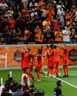 Héctor Herrera Instagram - THIS IS THE HH-TOWN! 🤘🏻🦊 A LA FINAL!!!! 🔥 feliz por volver a marcar en casa y con mi gente y orgulloso de todo el equipo por el gran esfuerzo … VAMOOOS DYNAMO!!! 🙏🏻🟠 @houstondynamo