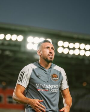 Héctor Herrera Instagram - THIS IS THE HH-TOWN! 🤘🏻🦊 A LA FINAL!!!! 🔥 feliz por volver a marcar en casa y con mi gente y orgulloso de todo el equipo por el gran esfuerzo … VAMOOOS DYNAMO!!! 🙏🏻🟠 @houstondynamo