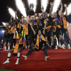 Héctor Herrera Instagram - CAMPEONEEEEES!!! 🤘🏻🦊 Un largo camino que termina justo como queriamos.. con un trofeo y una gran alegría para nuestra gente 🏆🧡 VAMOS DYNAMO!!! Disfrútenlo mi gente, esto es para ustedes 🤘🏻🤘🏻🤘🏻