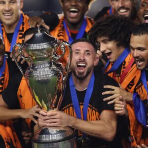 Héctor Herrera Instagram - CAMPEONEEEEES!!! 🤘🏻🦊 Un largo camino que termina justo como queriamos.. con un trofeo y una gran alegría para nuestra gente 🏆🧡 VAMOS DYNAMO!!! Disfrútenlo mi gente, esto es para ustedes 🤘🏻🤘🏻🤘🏻