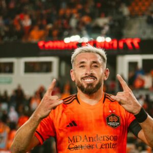 Héctor Herrera Instagram - Orgulloso de este equipo, club y de toda la afición. Seguimos adelante y luchamos por nuestro objetivo. Nos vemos todos en Los Ángeles! ¡¡Vamos HH-Town!!🤘🤘🦊