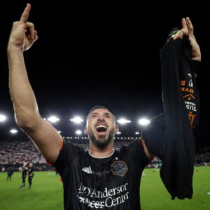 Héctor Herrera Instagram - CAMPEONEEEEES!!! 🤘🏻🦊 Un largo camino que termina justo como queriamos.. con un trofeo y una gran alegría para nuestra gente 🏆🧡 VAMOS DYNAMO!!! Disfrútenlo mi gente, esto es para ustedes 🤘🏻🤘🏻🤘🏻