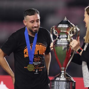 Héctor Herrera Instagram - CAMPEONEEEEES!!! 🤘🏻🦊 Un largo camino que termina justo como queriamos.. con un trofeo y una gran alegría para nuestra gente 🏆🧡 VAMOS DYNAMO!!! Disfrútenlo mi gente, esto es para ustedes 🤘🏻🤘🏻🤘🏻