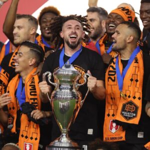 Héctor Herrera Instagram - CAMPEONEEEEES!!! 🤘🏻🦊 Un largo camino que termina justo como queriamos.. con un trofeo y una gran alegría para nuestra gente 🏆🧡 VAMOS DYNAMO!!! Disfrútenlo mi gente, esto es para ustedes 🤘🏻🤘🏻🤘🏻