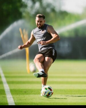 Héctor Herrera Instagram - HH 2.0. Coming soon 🤘🦊🤘