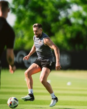 Héctor Herrera Instagram - HH 2.0. Coming soon 🤘🦊🤘