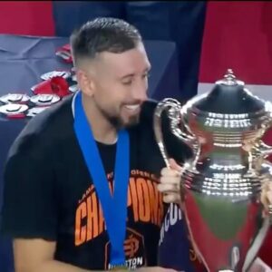 Héctor Herrera Instagram - CAMPEONEEEEES!!! 🤘🏻🦊 Un largo camino que termina justo como queriamos.. con un trofeo y una gran alegría para nuestra gente 🏆🧡 VAMOS DYNAMO!!! Disfrútenlo mi gente, esto es para ustedes 🤘🏻🤘🏻🤘🏻