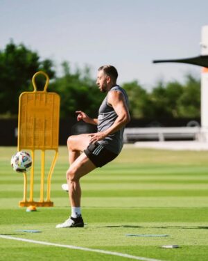 Héctor Herrera Instagram - HH 2.0. Coming soon 🤘🦊🤘